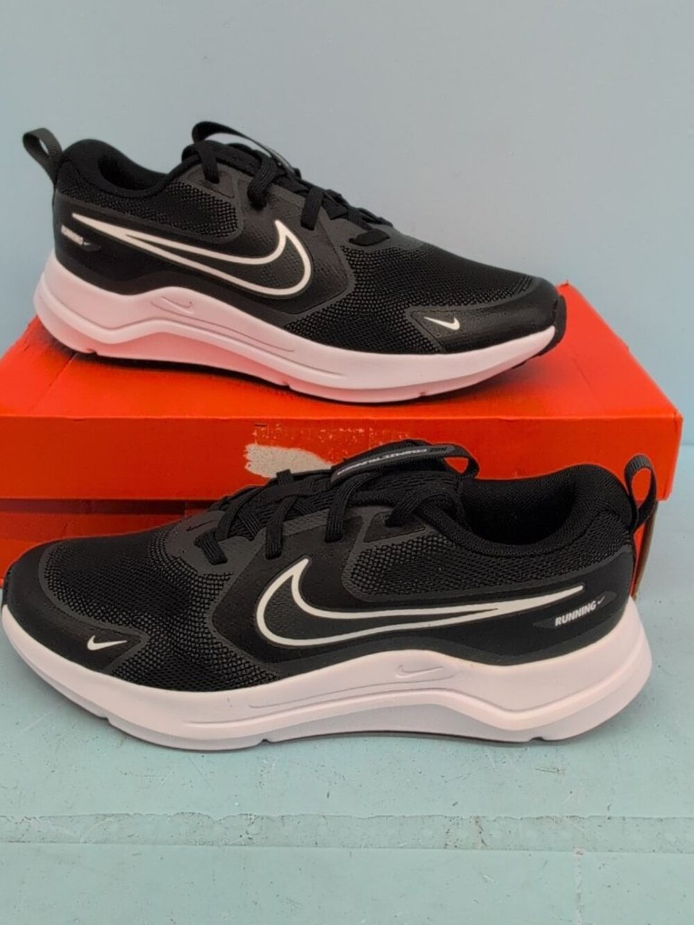 Nike Cosmic Runner GS Sneaker Boys Athletic Shoes US 6.5Y Black White HM4402-003
